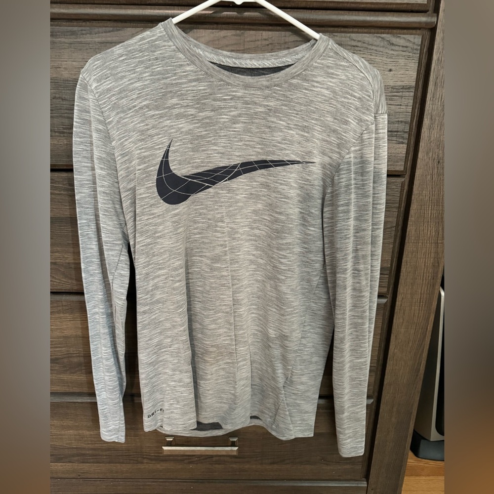 Men’s Long Sleeve Nike Drifit Light Gray T-Shirt - Size Small